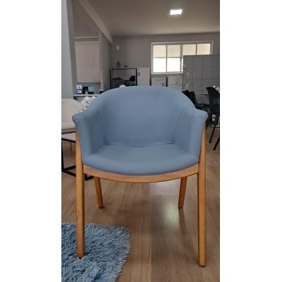 POLTRONA PAGU MADEIRA MEL COM REVESTIMENTO VERDE